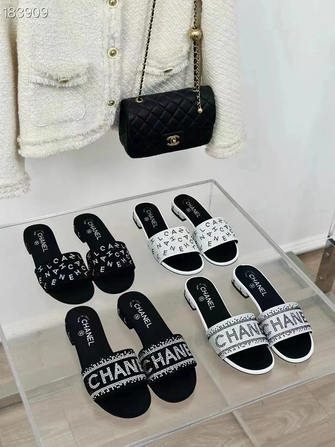 👟👟Ex-factory price 440👟👟 Xiaoxiang Chanel rhinestone slippers with large black rhinestone letters, these really blingbling slippers are full of diamonds. They are both classic and artistic, and can be styled according to your daily style. The characteristic is that the hot diamonds are particularly shiny. They are made with heavy craftsmanship and are not easy to fall off. They have the sexy temperament of celebrities and are versatile. Color: black, white, 35-40 leather outsole